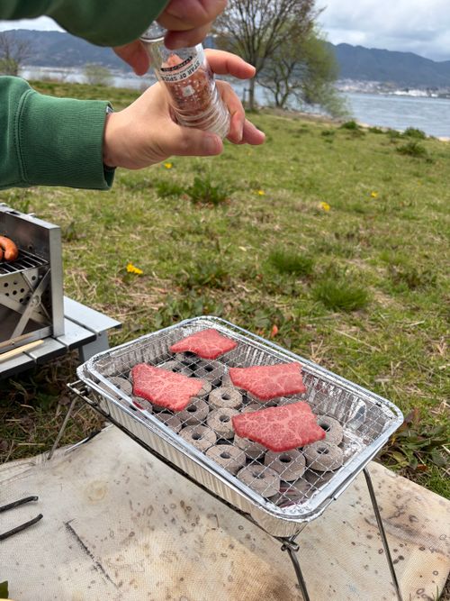 老人2人とピクニック 湖岸緑地 志那1 ファミリーキャンプ フリーサイト 美味しいご飯が食べたい！！さんのキャンプブログ CAMPiii（キャンピー） -キャンプ専用SNS キャンプのすべてがここに集まる-