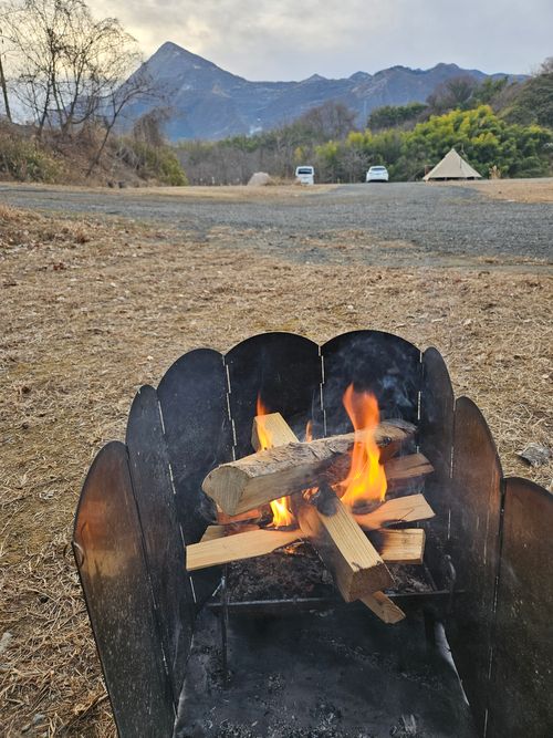 スパイシーカレーチキンレッグじゃないけど ともえ川Park ソロキャンプ 区画サイト オートサイト IZUIZUさんのキャンプブログ CAMPiii（キャンピー） -キャンプ専用SNS キャンプのすべてがここに集まる-