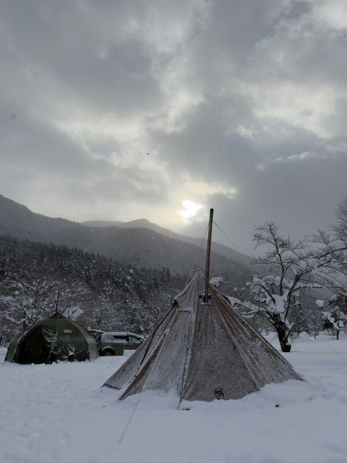 大人だけど雪遊び全振りキャンプ⛄️❄️🗿 白川郷ひらせ温泉キャンプサイト グループキャンプ フリーサイト ぐうたら夫婦さんのキャンプブログ CAMPiii（キャンピー） -キャンプ専用SNS キャンプのすべてがここに集まる-