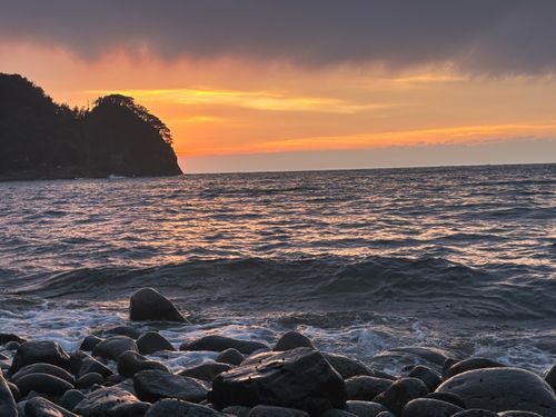 黄金崎の潮騒と夕焼け 黄金崎海水浴場(根合海水浴場) ソロキャンプ 区画サイト marpyさんのキャンプブログ CAMPiii(キャンピー) -キャンプ専用SNS キャンプのすべてがここに集まる-