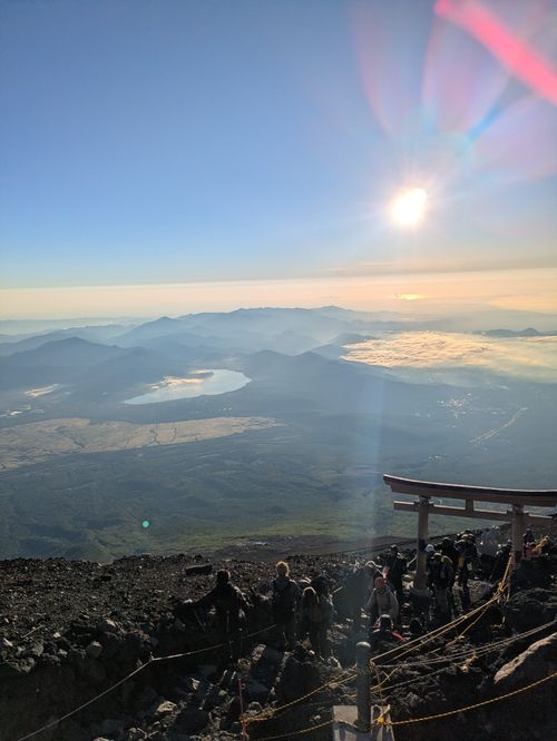 日本最高峰で奇跡のフルコンボ😍皆既月食・ご来光・影富士の富士山登山 富士山 グループキャンプ NATSUさんのキャンプブログ CAMPiii（キャンピー） -キャンプ専用SNS キャンプのすべてがここに集まる-