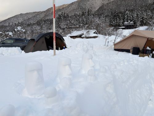 大人だけど雪遊び全振りキャンプ⛄️❄️🗿 白川郷ひらせ温泉キャンプサイト グループキャンプ フリーサイト ぐうたら夫婦さんのキャンプブログ CAMPiii（キャンピー） -キャンプ専用SNS キャンプのすべてがここに集まる-