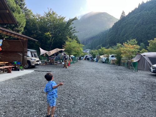 夏は山奥で川遊び 坪の内オートキャンプ場 ファミリーキャンプ オートサイト 区画サイト ヨスケサンバジャロさんのキャンプブログ CAMPiii(キャンピー) -キャンプ専用SNS キャンプのすべてがここに集まる-