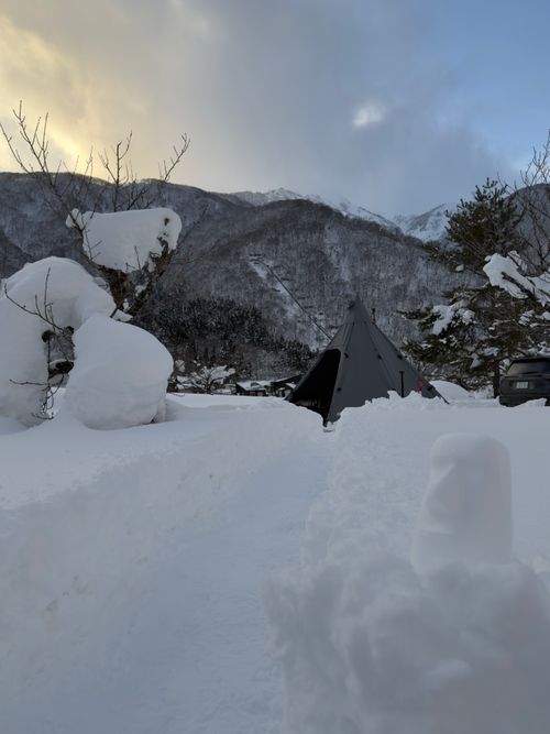 大人だけど雪遊び全振りキャンプ⛄️❄️🗿 白川郷ひらせ温泉キャンプサイト グループキャンプ フリーサイト ぐうたら夫婦さんのキャンプブログ CAMPiii（キャンピー） -キャンプ専用SNS キャンプのすべてがここに集まる-