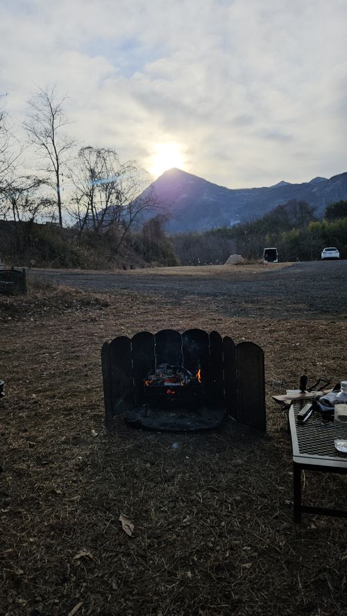 スパイシーカレーチキンレッグじゃないけど ともえ川Park ソロキャンプ 区画サイト オートサイト IZUIZUさんのキャンプブログ CAMPiii（キャンピー） -キャンプ専用SNS キャンプのすべてがここに集まる-