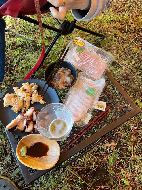酒蔵で調達した酒のアテは、夕日が調味料の鮮魚と馬刺し 御所の台オートキャンプ場 ファミリーキャンプ フリーサイト ロコCamp0828さんのキャンプブログ CAMPiii（キャンピー） -キャンプ専用SNS キャンプのすべてがここに集まる-