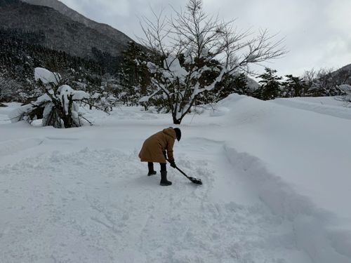 大人だけど雪遊び全振りキャンプ⛄️❄️🗿 白川郷ひらせ温泉キャンプサイト グループキャンプ フリーサイト ぐうたら夫婦さんのキャンプブログ CAMPiii（キャンピー） -キャンプ専用SNS キャンプのすべてがここに集まる-