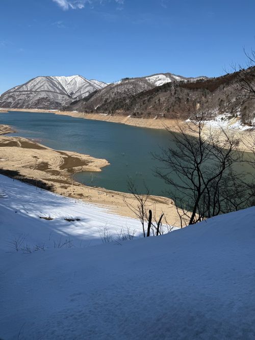 雪中キャンのおすすめ さくら街道みぼろ湖畔オートキャンプサイト ソロキャンプ 区画サイト シルバーズさんのキャンプブログ CAMPiii（キャンピー） -キャンプ専用SNS キャンプのすべてがここに集まる-