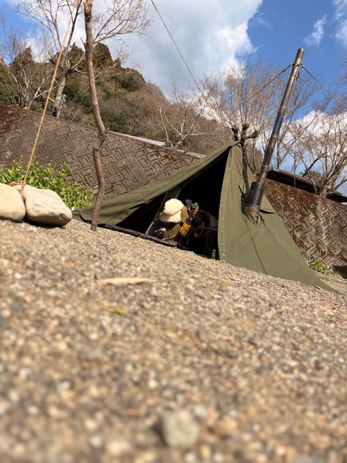 バケットぶら下げて🥖軍幕🪖薪ストCamp🪵🔥🪵 前川キャンプ場 ソロキャンプ フリーサイト camping roll♪さんのキャンプブログ CAMPiii（キャンピー） -キャンプ専用SNS キャンプのすべてがここに集まる-