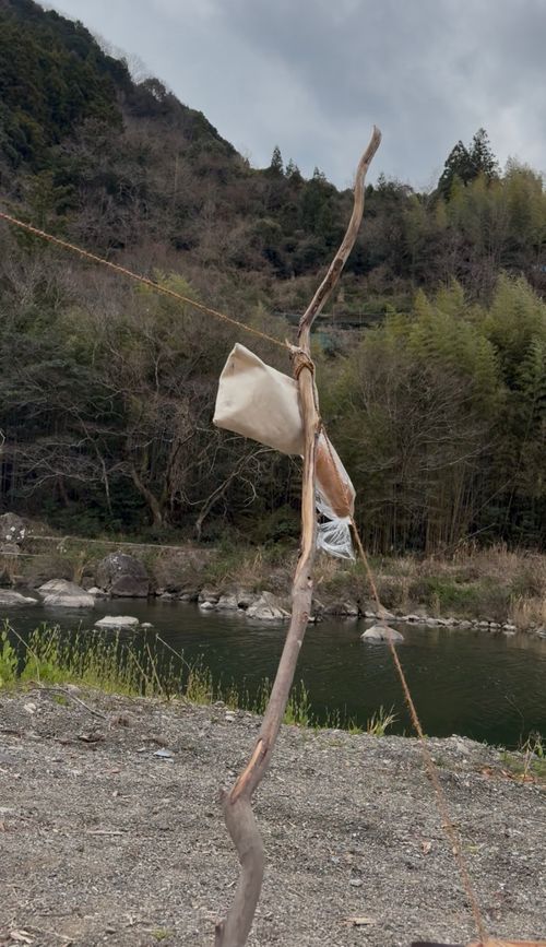 バケットぶら下げて🥖軍幕🪖薪ストCamp🪵🔥🪵 前川キャンプ場 ソロキャンプ フリーサイト camping roll♪さんのキャンプブログ CAMPiii（キャンピー） -キャンプ専用SNS キャンプのすべてがここに集まる-