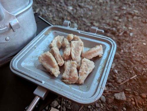 新幕試し張りソロ クアハウス山小屋 ソロキャンプ 区画サイト 週末スナフキンさんのキャンプブログ CAMPiii(キャンピー) -キャンプ専用SNS キャンプのすべてがここに集まる-