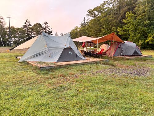 標高1500mの避暑地 茶臼山高原レイクサイドキャンプ場（旧木のぼりキャンプ村） グループキャンプ 区画サイト yopiiさんのキャンプブログ CAMPiii（キャンピー） -キャンプ専用SNS キャンプのすべてがここに集まる-