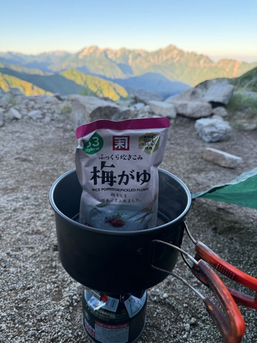 雲の上でも暑いものは暑い。 唐松岳 ソロキャンプ フリーサイト シルバーズさんのキャンプブログ CAMPiii（キャンピー） -キャンプ専用SNS キャンプのすべてがここに集まる-