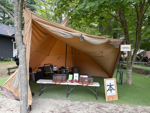 旅する古本屋〜猫のお告げは樹の下で〜 HOSOMINE BASE 細峯ベース ソロキャンプ 区画サイト ぱぱちょさんのキャンプブログ CAMPiii(キャンピー) -キャンプ専用SNS キャンプのすべてがここに集まる-