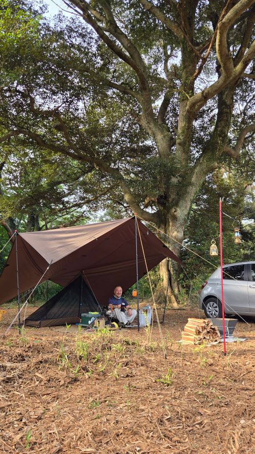 樹齢何年？という大きな木の下で&hellip; TSURUMAI CAMP PARK（ツルマイ キャンプ パーク） ソロキャンプ 区画サイト ke-nさんのキャンプブログ CAMPiii（キャンピー） -キャンプ専用SNS キャンプのすべてがここに集まる-