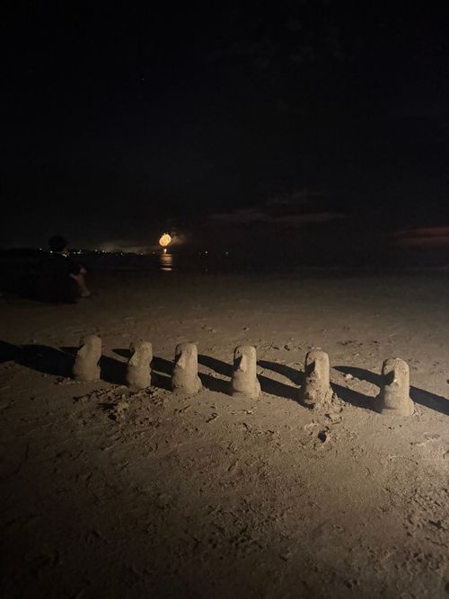 夕陽と花火と石像🗿と コースタルパークリトリート /Coastal Park RETREAT – RV & Campervan Site / ファミリーキャンプ グループキャンプ 区画サイト オートサイト moreAiさんのキャンプブログ CAMPiii（キャンピー） -キャンプ専用SNS キャンプのすべてがここに集まる-