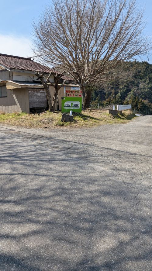 ハスラーが気になる(標高 約150m)(RVパーク(区画、電源付) 3000円)) RVパーク 七里川 ソロキャンプ グループキャンプ オートサイト 区画サイト IZUIZUさんのキャンプブログ CAMPiii（キャンピー） -キャンプ専用SNS キャンプのすべてがここに集まる-