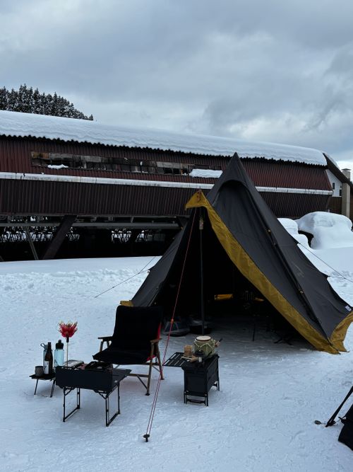 ゲレンデ内でマジの雪中初体験。 365 Green Village グループキャンプ フリーサイト あやぴーさんのキャンプブログ CAMPiii（キャンピー） -キャンプ専用SNS キャンプのすべてがここに集まる-