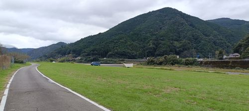 車にタープ!イイね〜✨ 小船キャンプ場 ソロキャンプ フリーサイト オートサイト sangさんのキャンプブログ CAMPiii(キャンピー) -キャンプ専用SNS キャンプのすべてがここに集まる-