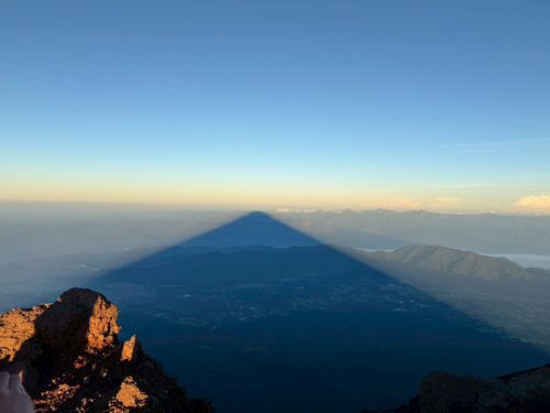 日本最高峰で奇跡のフルコンボ😍皆既月食・ご来光・影富士の富士山登山 富士山 グループキャンプ NATSUさんのキャンプブログ CAMPiii（キャンピー） -キャンプ専用SNS キャンプのすべてがここに集まる-