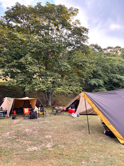 真夏の避暑キャンプ。 WASAMATA HUTTE グループキャンプ 区画サイト オートサイト あやぴーさんのキャンプブログ CAMPiii(キャンピー) -キャンプ専用SNS キャンプのすべてがここに集まる-