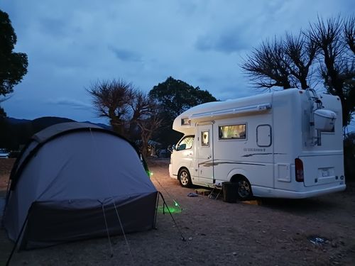 2025年 年越しキャンプ まぜのおかオートキャンプ場 体育館 ファミリーキャンプ キャンピングカー vios outdoor'sさんのキャンプブログ CAMPiii（キャンピー） -キャンプ専用SNS キャンプのすべてがここに集まる-