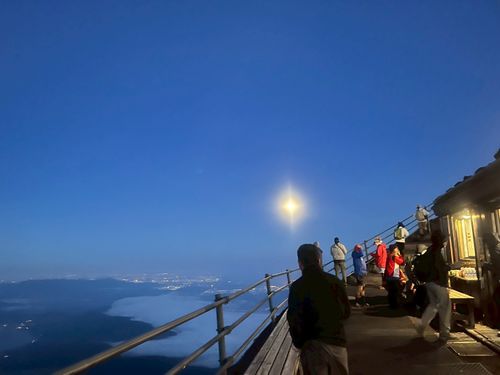 日本最高峰で奇跡のフルコンボ😍皆既月食・ご来光・影富士の富士山登山 富士山 グループキャンプ NATSUさんのキャンプブログ CAMPiii（キャンピー） -キャンプ専用SNS キャンプのすべてがここに集まる-