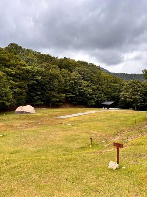 真夏の避暑キャンプ。 WASAMATA HUTTE グループキャンプ 区画サイト オートサイト あやぴーさんのキャンプブログ CAMPiii(キャンピー) -キャンプ専用SNS キャンプのすべてがここに集まる-