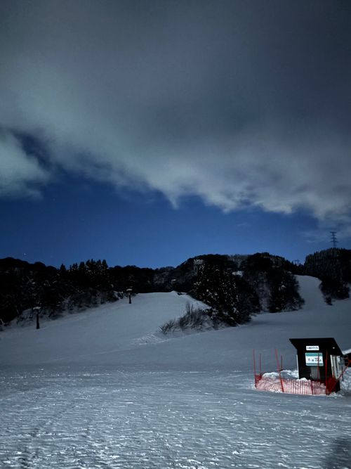 ゲレンデ内でマジの雪中初体験。 365 Green Village グループキャンプ フリーサイト あやぴーさんのキャンプブログ CAMPiii（キャンピー） -キャンプ専用SNS キャンプのすべてがここに集まる-