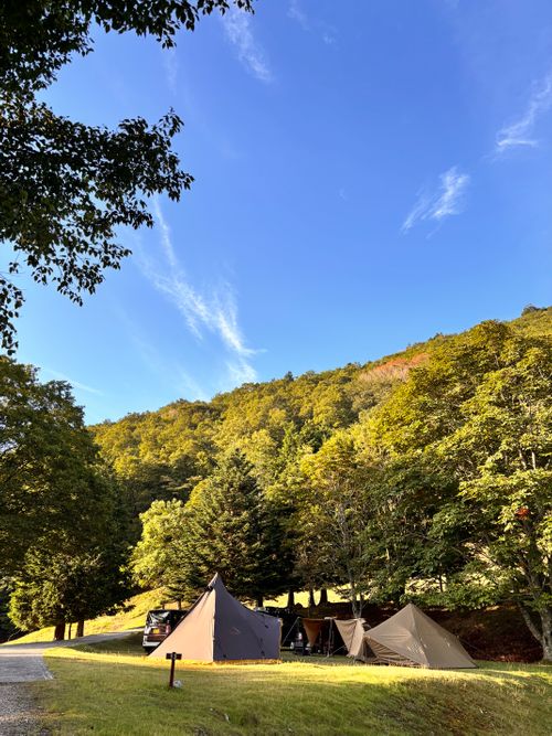 真夏の避暑キャンプ。 WASAMATA HUTTE グループキャンプ 区画サイト オートサイト あやぴーさんのキャンプブログ CAMPiii(キャンピー) -キャンプ専用SNS キャンプのすべてがここに集まる-