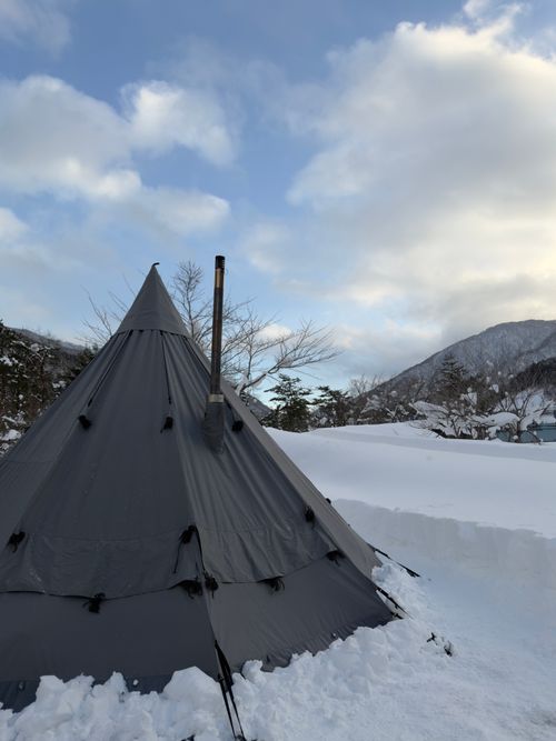 大人だけど雪遊び全振りキャンプ⛄️❄️🗿 白川郷ひらせ温泉キャンプサイト グループキャンプ フリーサイト ぐうたら夫婦さんのキャンプブログ CAMPiii（キャンピー） -キャンプ専用SNS キャンプのすべてがここに集まる-