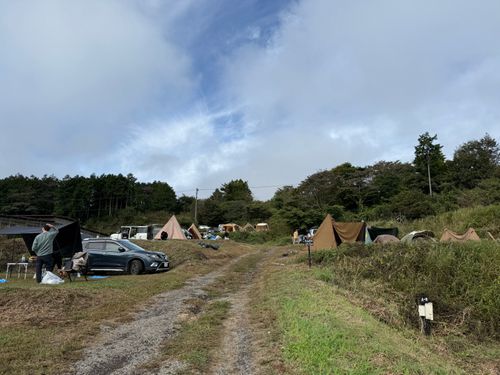 秋霧キャンプ 富士ヶ嶺 おいしいキャンプ場 グループキャンプ 区画サイト オートサイト かとかとさんのキャンプブログ CAMPiii(キャンピー) -キャンプ専用SNS キャンプのすべてがここに集まる-