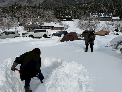 大人だけど雪遊び全振りキャンプ⛄️❄️🗿 白川郷ひらせ温泉キャンプサイト グループキャンプ フリーサイト ぐうたら夫婦さんのキャンプブログ CAMPiii（キャンピー） -キャンプ専用SNS キャンプのすべてがここに集まる-