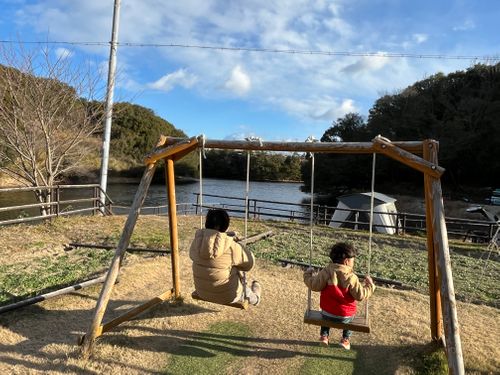 暴風の湖畔で、初の冬キャンプ MOUNT LAKE ファミリーキャンプ 区画サイト オートサイト ヨスケサンバジャロさんのキャンプブログ CAMPiii（キャンピー） -キャンプ専用SNS キャンプのすべてがここに集まる-