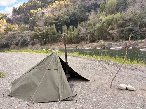 バケットぶら下げて🥖軍幕🪖薪ストCamp🪵🔥🪵 前川キャンプ場 ソロキャンプ フリーサイト camping roll♪さんのキャンプブログ CAMPiii（キャンピー） -キャンプ専用SNS キャンプのすべてがここに集まる-