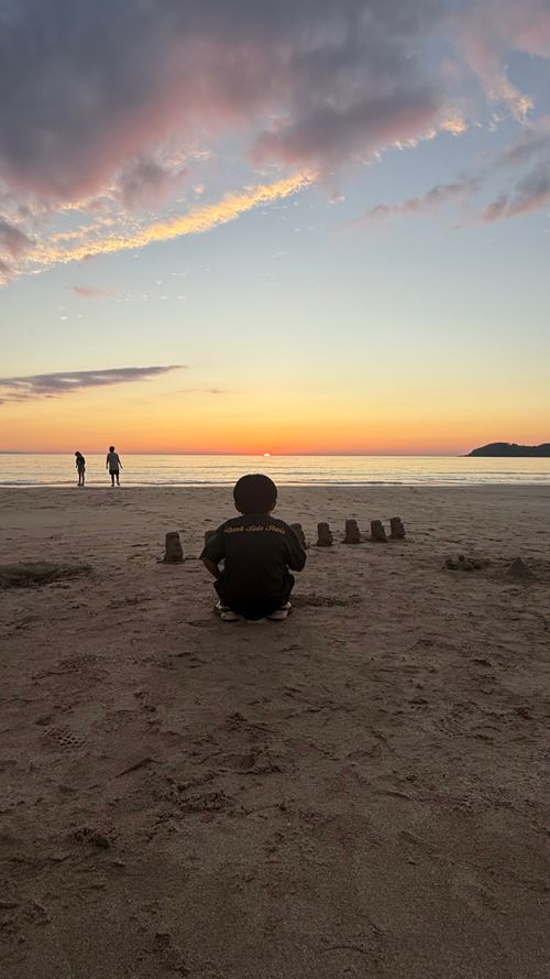 夕陽と花火と石像🗿と コースタルパークリトリート /Coastal Park RETREAT – RV & Campervan Site / ファミリーキャンプ グループキャンプ 区画サイト オートサイト moreAiさんのキャンプブログ CAMPiii（キャンピー） -キャンプ専用SNS キャンプのすべてがここに集まる-