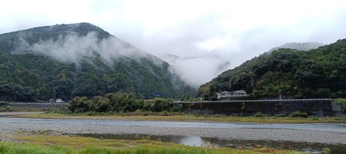 車にタープ!イイね〜✨ 小船キャンプ場 ソロキャンプ フリーサイト オートサイト sangさんのキャンプブログ CAMPiii(キャンピー) -キャンプ専用SNS キャンプのすべてがここに集まる-
