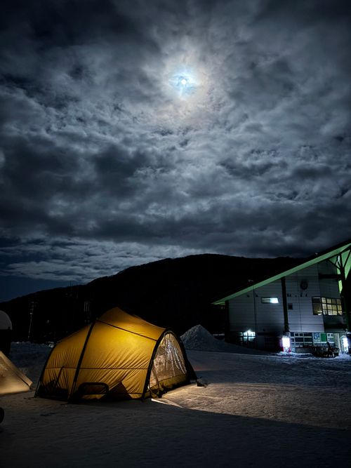 ゲレンデ内でマジの雪中初体験。 365 Green Village グループキャンプ フリーサイト あやぴーさんのキャンプブログ CAMPiii（キャンピー） -キャンプ専用SNS キャンプのすべてがここに集まる-