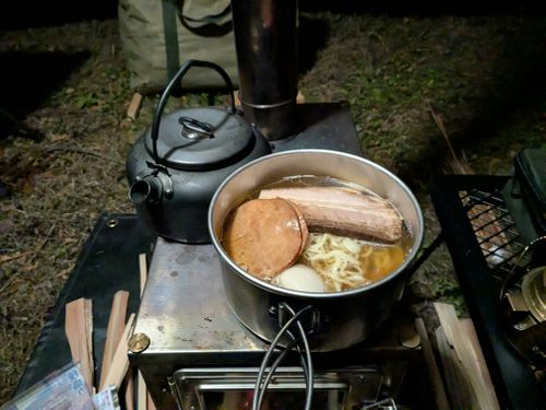 薪ストーブ始動 CAMPiece南足柄 廃校キャンプ場 ソロキャンプ 区画サイト 3838Outdoorさんのキャンプブログ CAMPiii（キャンピー） -キャンプ専用SNS キャンプのすべてがここに集まる-