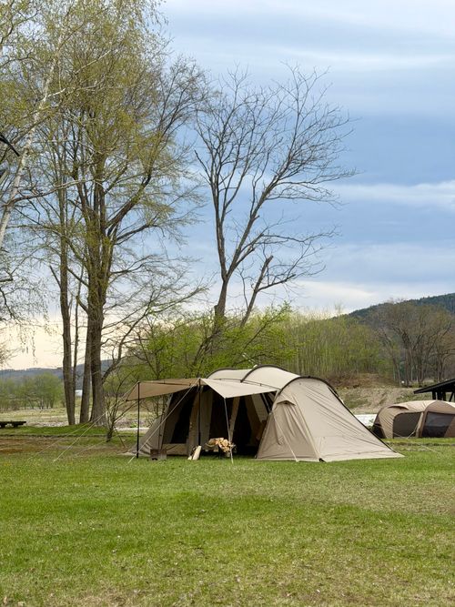 桜と新幕としっぽり燻製キャンプ🏕️ 留辺蘂つつじ公園キャンプ場 ファミリーキャンプ フリーサイト りかさんのキャンプブログ CAMPiii（キャンピー） -キャンプ専用SNS キャンプのすべてがここに集まる-