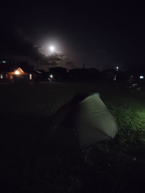想定はしていたが強風 テントサイト炊事棟 ソロキャンプ フリーサイト しずさんのキャンプブログ CAMPiii（キャンピー） -キャンプ専用SNS キャンプのすべてがここに集まる-