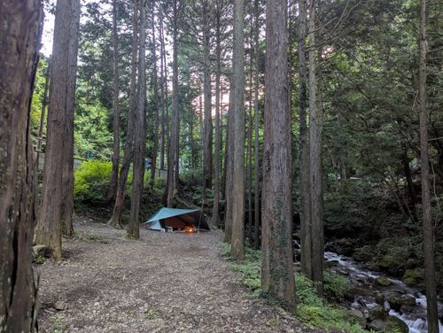 新幕試し張りソロ クアハウス山小屋 ソロキャンプ 区画サイト 週末スナフキンさんのキャンプブログ CAMPiii(キャンピー) -キャンプ専用SNS キャンプのすべてがここに集まる-