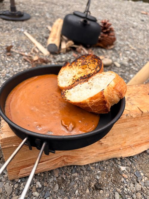 バケットぶら下げて🥖軍幕🪖薪ストCamp🪵🔥🪵 前川キャンプ場 ソロキャンプ フリーサイト camping roll♪さんのキャンプブログ CAMPiii（キャンピー） -キャンプ専用SNS キャンプのすべてがここに集まる-