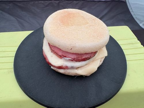 霧けむる泉ヶ岳 オーエンス泉岳自然ふれあい館 ソロキャンプ 区画サイト やまなかさんのキャンプブログ CAMPiii（キャンピー） -キャンプ専用SNS キャンプのすべてがここに集まる-