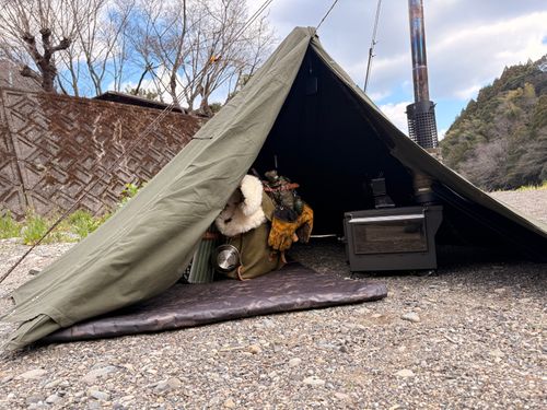 バケットぶら下げて🥖軍幕🪖薪ストCamp🪵🔥🪵 前川キャンプ場 ソロキャンプ フリーサイト camping roll♪さんのキャンプブログ CAMPiii（キャンピー） -キャンプ専用SNS キャンプのすべてがここに集まる-