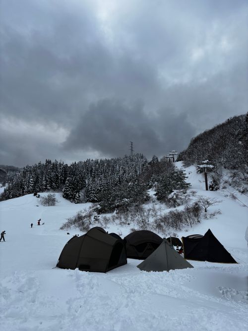 ゲレンデ内でマジの雪中初体験。 365 Green Village グループキャンプ フリーサイト あやぴーさんのキャンプブログ CAMPiii（キャンピー） -キャンプ専用SNS キャンプのすべてがここに集まる-