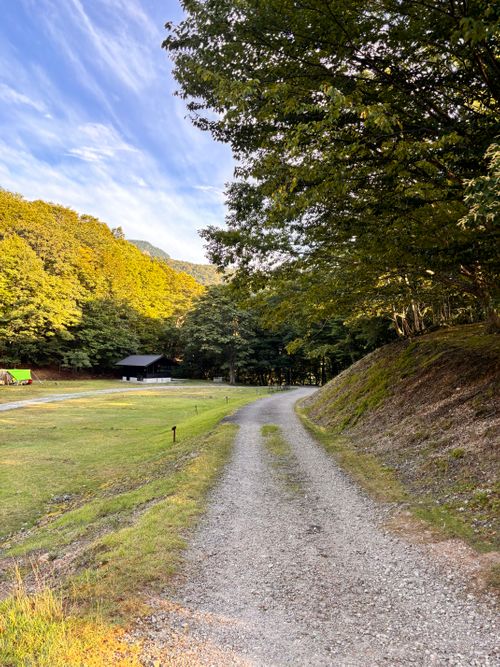 真夏の避暑キャンプ。 WASAMATA HUTTE グループキャンプ 区画サイト オートサイト あやぴーさんのキャンプブログ CAMPiii(キャンピー) -キャンプ専用SNS キャンプのすべてがここに集まる-