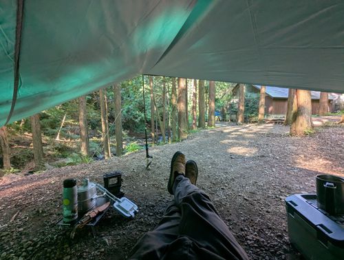 新幕試し張りソロ クアハウス山小屋 ソロキャンプ 区画サイト 週末スナフキンさんのキャンプブログ CAMPiii(キャンピー) -キャンプ専用SNS キャンプのすべてがここに集まる-