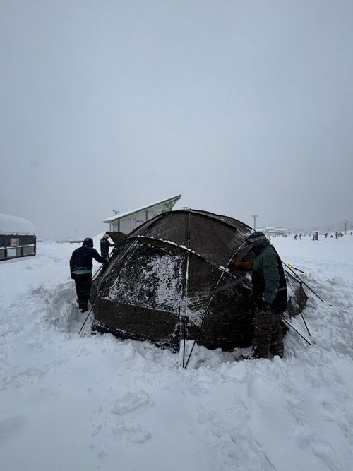 ゲレンデ内でマジの雪中初体験。 365 Green Village グループキャンプ フリーサイト あやぴーさんのキャンプブログ CAMPiii（キャンピー） -キャンプ専用SNS キャンプのすべてがここに集まる-