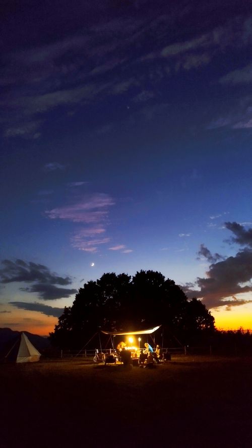 夕日と月と星空と😌 野々川グランビューパーク グループキャンプ オートサイト 区画サイト スローライフに憧れるさんのキャンプブログ CAMPiii(キャンピー) -キャンプ専用SNS キャンプのすべてがここに集まる-